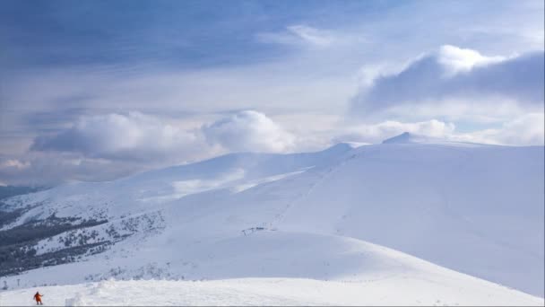 Hermoso paisaje de invierno con árboles cubiertos de nieve. Montañas de invierno. — Vídeo de stock