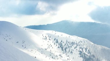Karla kaplı ağaçlarla kaplı güzel bir kış manzarası. Kış dağları.