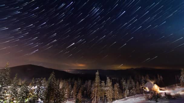 Csillag mozgó fenti kis ház a hegyekben télen. Ukrajna, Kárpátok — Stock videók