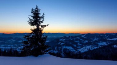 Sis, yıldız şeklinde bir gökyüzüyle kışın dağı aşıyor.