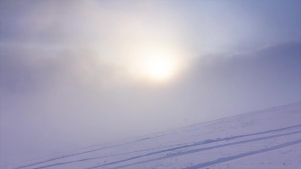 Bela paisagem de inverno com árvores cobertas de neve. Montanhas . — Vídeo de Stock