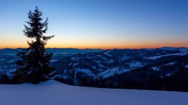 Sis, yıldız şeklinde bir gökyüzüyle kışın dağı aşıyor.