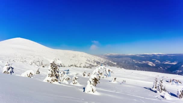 Vackert vinterlandskap med snötäckta träd. Vinterberg. — Stockvideo