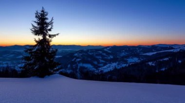 Sis, yıldız şeklinde bir gökyüzüyle kışın dağı aşıyor.