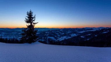 Sis, yıldız şeklinde bir gökyüzüyle kışın dağı aşıyor.
