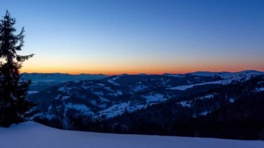 Sis, yıldız şeklinde bir gökyüzüyle kışın dağı aşıyor.