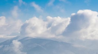 Karla kaplı ağaçlarla kaplı güzel bir kış manzarası. Kış dağları.