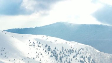 Karla kaplı ağaçlarla kaplı güzel bir kış manzarası. Kış dağları.