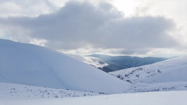 Snowy Mountains en wolken Timelapse — Stockvideo