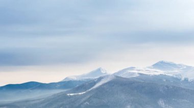 Karlı dağlar ve bulutlar Timelapse