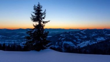 Sis, yıldız şeklinde bir gökyüzüyle kışın dağı aşıyor.