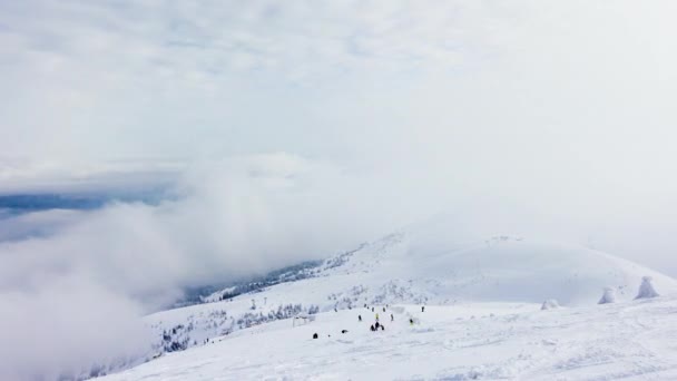 Schneebedeckte Berge und Wolken im Zeitraffer — Stockvideo