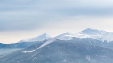 Karlı dağlar ve bulutlar Timelapse