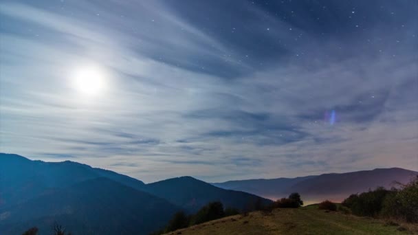 Een kort tijdsverloop van een bewolkte nacht op Carpathuan Mountauns — Stockvideo