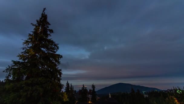 Un corto lapso de tiempo de una noche nublada en Cárpatos Mountauns — Vídeos de Stock