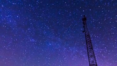 Gece gökyüzünde yıldızların izleri, uzun pozlar..