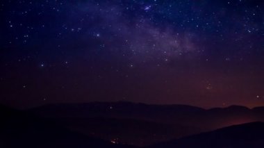 Gece gökyüzünde yıldızların izleri, uzun pozlar..