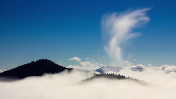 Naturlig himmel och moln bakgrund. Molntäcke över berg — Stockvideo