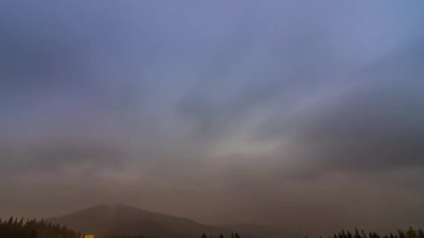 Um curto lapso de tempo de uma noite nublada em Carpathuan Mountauns — Vídeo de Stock