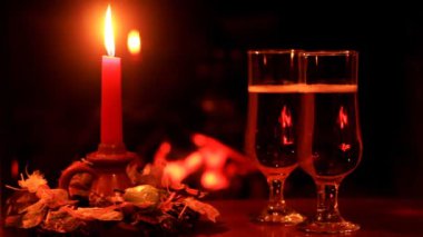 Şampanya Noel 'i. Şöminenin sıcacık parıltısıyla şampanya..