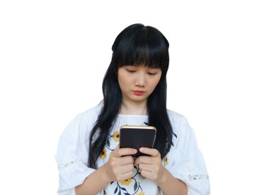 Ciddi Yüz ile Cep Telefonu Kullanma Sevimli Asyalı Kız.