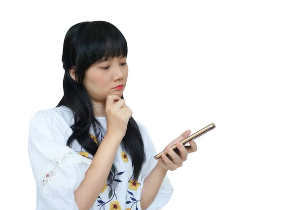 Menina asiática bonito pensando ao usar o telefone móvel — Fotografia de Stock