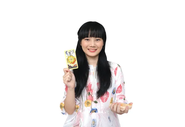 Sevimli Asya Kız Tarot Güverteden Çarkıfelek Kartı var. — Stok fotoğraf