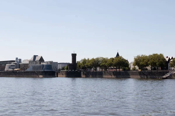 Gebäude Kölner Rheinufer Von Der Rheinseite Aus Während Einer Bootsfahrt — Stockfoto