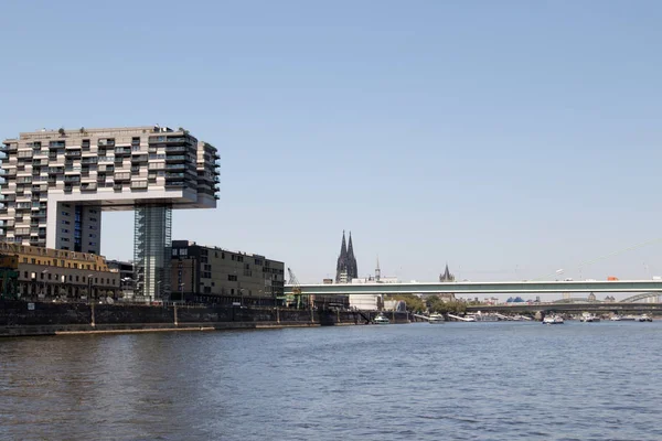 Ein Kranhaus Rheinhafen Von Der Rheinseite Aus Während Einer Bootsfahrt — Stockfoto