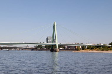 geniş açı lens ile tekne turu sırasında Ren taraftan fotoğraflandı Köln severins Köprüsü