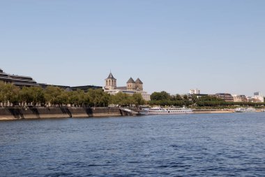 manzarası nehirde Köln Almanya'da Ren Ren taraftan geniş açı lens ile tekne turu sırasında fotoğraflandı