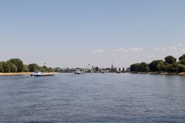 Toplam görünümü Nehri'nin Ren Ren taraftan geniş açı lens ile tekne turu sırasında fotoğraflandı