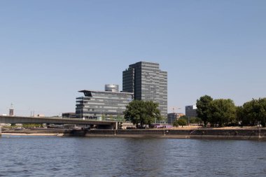 Ren nehir kıyısında görkemli bir binada fotoğraflandı Nehri üzerinde tekne turu sırasında Ren geniş açı objektif