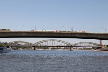 severins köprü ve deutzer Köprü Nehri üzerinde bir tekne turu sırasında Almanya fotoğraflandı Köln arka planda geçen bir tren Ren ile geniş açı lens