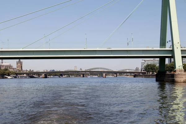 Die Rheinseite Mit Der Schweriner Brücke Und Der Deutzer Brücke — Stockfoto