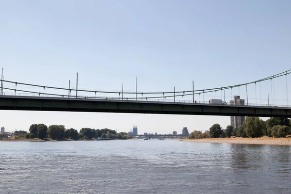 Bir Köprü Nehri Üzerinde Bir Tekne Turu Sırasında Almanya Manzarası — Stok fotoğraf