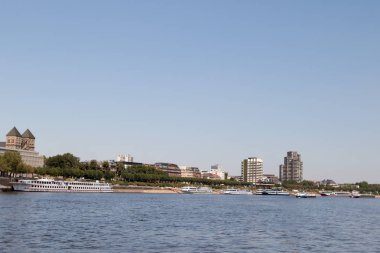 Ren Nehri kıyısındaki Köln Almanya geniş açı lens ile bir gezi tekne turu sırasında fotoğraflandı, gökdelen ile manzarası