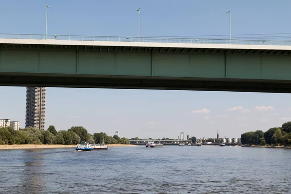Bir Köprü Ren Nehri Kıyısındaki Köln Almanya Geniş Açı Lens — Stok fotoğraf