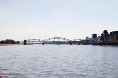 Ren Nehri kıyısındaki Köln'deutzer köprüde üzerinde toplam görünümü geniş açı lens ile Ren Nehri gezi tekne turu sırasında Almanya fotoğrafı