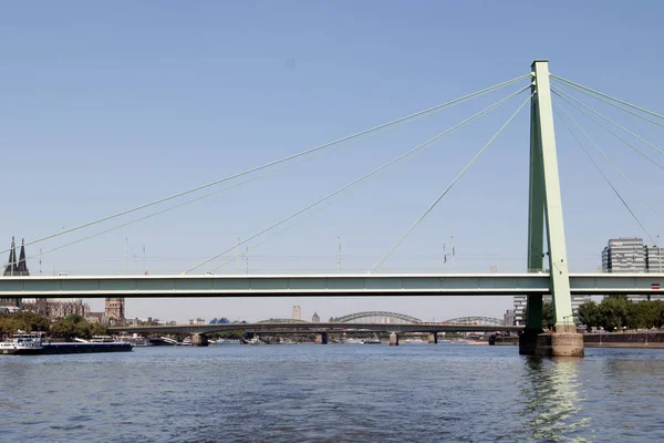 Ren Nehri Kıyısındaki Köln Severins Köprüsünde Toplam Görünümünü Geniş Açı — Stok fotoğraf