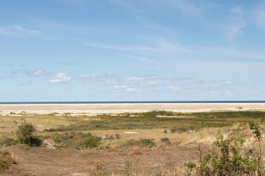 mavi bir gökyüzü ve beyaz bulutlar bir gezi tur sırasında Kuzey Denizi adası Borkum Almanya'da geniş açı lens ile fotoğraflandı Kuzey Denizi adası Borkum ufuk