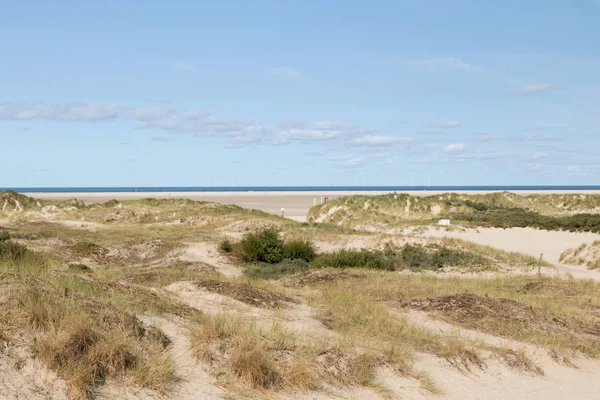 ワイド アングル レンズ北海島ボルクムのドイツでの観光ツアー中に撮影した北部海島ボルクムの砂丘上の広い視野 — ストック写真