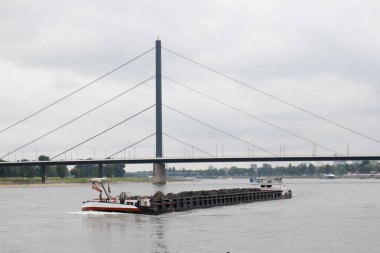 Düsseldorf Almanya Düsseldorf Almanya geniş açı lens ile Ren Nehri gezi tekne gezisine sırasında fotoğraflandı Ren nehrinde yolda konteyner yüklü bir kargo gemisi