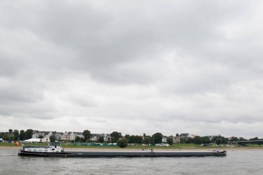 Düsseldorf Almanya Düsseldorf Almanya geniş açı lens ile Ren Nehri gezi tekne gezisine sırasında fotoğraflandı Ren Nehri boyunca yolda bir kargo gemisi