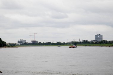 geniş açılı görünüş manzarası ile Almanya Düsseldorf Almanya geniş açı lens ile Ren Nehri gezi tekne gezisine sırasında fotoğraflandı Duesseldorf Ren Nehri, gökdelen üzerinde
