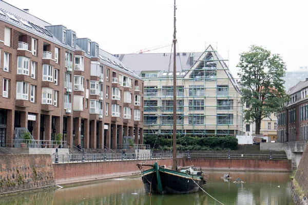 Barco Lago Rodeado Edificios Fotografiados Durante Recorrido Turístico Alemania Duesseldorf — Foto de Stock