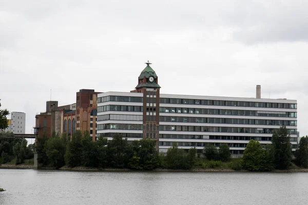 Ein Von Bäumen Umgebenes Gebäude Rheinufer Düsseldorf Deutschland Aufgenommen Während — Stockfoto