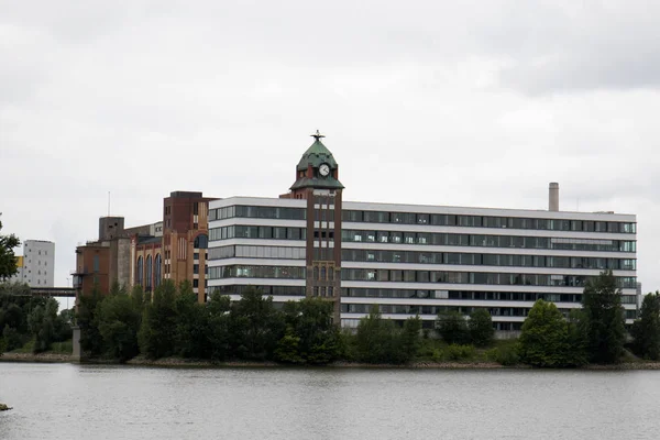 Ren Nehir Duesseldorf Ağaçlara Çevrili Bir Bina Almanya Düsseldorf Almanya — Stok fotoğraf