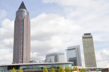 mavi bulutlu gökyüzü bir şehir gezisi turundan de frankfurt am main Almanya'da bir çatı ile geniş açı mercek sırasında fotoğraflandı frankfurt am main Almanya'da yükselen gökdelen