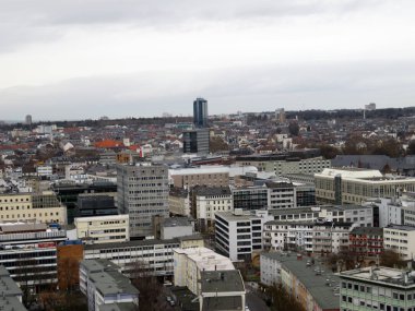 geniş açılı görünüş de frankfurt am main bir şehir gezisi turundan çan kulesi de frankfurt am main geniş açı objektif sırasında fotoğraflandı Almanya'da modern binalar üzerinde